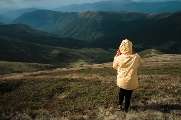 Una Joven Con Impermeable Amarillo Cima Una Montaña Cárpatos Ucrania — Foto de Stock