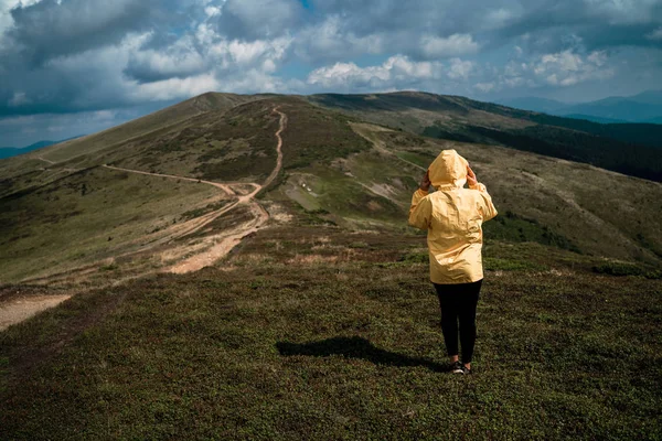 Una Joven Con Impermeable Amarillo Cima Una Montaña Cárpatos Ucrania — Foto de Stock