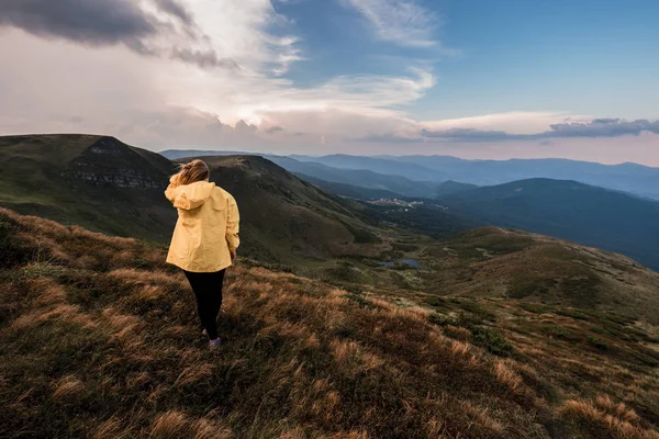 Una Joven Con Impermeable Amarillo Cima Una Montaña Cárpatos Ucrania — Foto de Stock