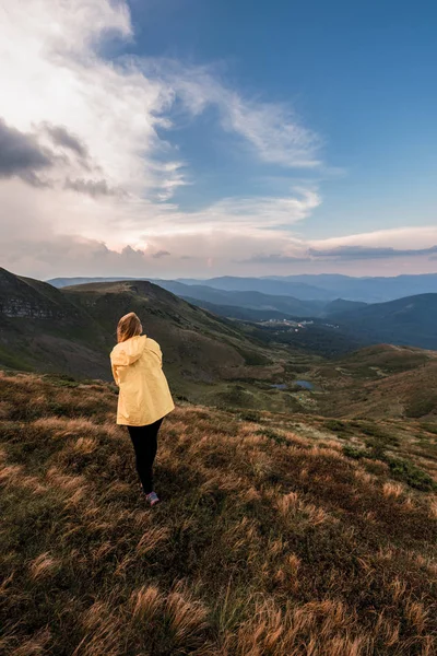 Una Joven Con Impermeable Amarillo Cima Una Montaña Cárpatos Ucrania — Foto de Stock