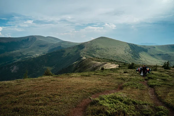 Kelompok Pendaki Berjalan Gunung Carpathians Ukraina — Stok Foto