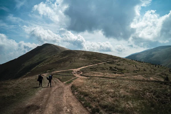 Grupo Caminhantes Caminhando Uma Montanha Cárpatos Ucrânia — Fotografia de Stock