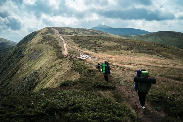 Grupo Caminhantes Caminhando Uma Montanha Cárpatos Ucrânia — Fotografia de Stock