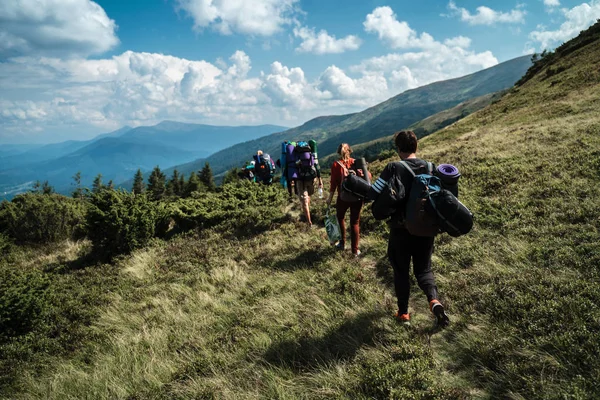 Grupo Caminhantes Caminhando Uma Montanha Cárpatos Ucrânia — Fotografia de Stock