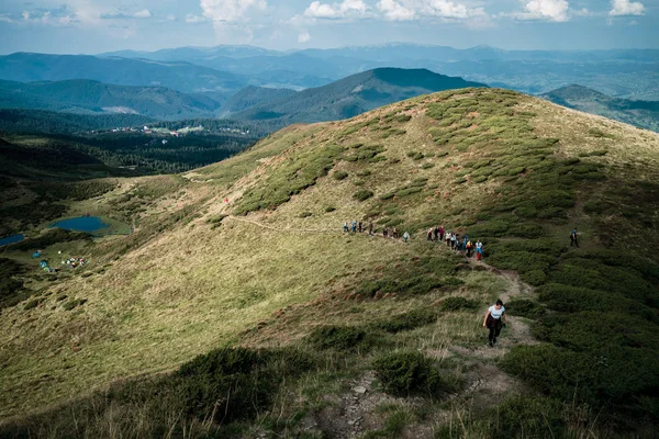 Grupo Caminhantes Caminhando Uma Montanha Cárpatos Ucrânia — Fotografia de Stock