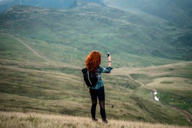 Turist şaşırtıcı görünümü cep telefonuyla fotoğraf çekici. Karpatlar, Ukrayna