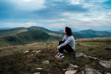 Etkin uzun yürüyüşe çıkan kimse manzarayı. Karpatlar, Ukrayna