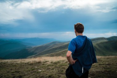 Etkin uzun yürüyüşe çıkan kimse manzarayı. Karpatlar, Ukrayna