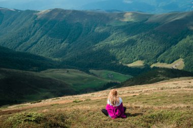 Etkin uzun yürüyüşe çıkan kimse manzarayı. Karpatlar, Ukrayna