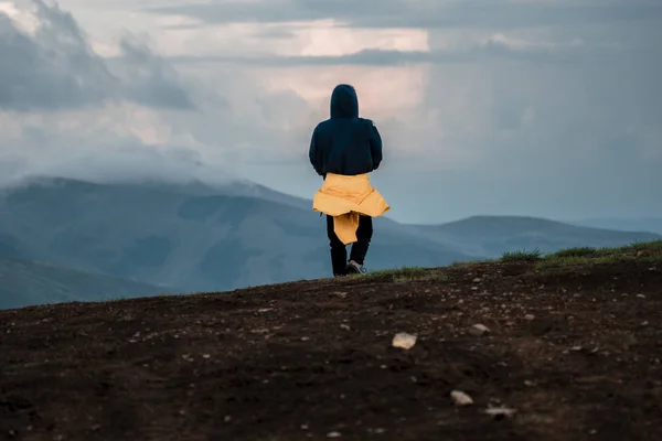 Hill yolda yürürken bir genç adam. Karpatlar, Ukrayna