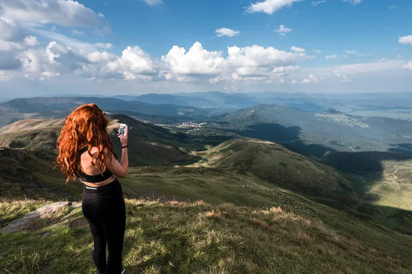 Turista Está Tomando Fotos Una Vista Increíble Teléfono Celular Cárpatos — Foto de Stock