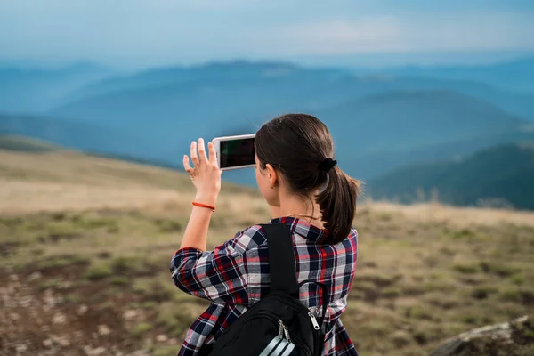 Turist şaşırtıcı görünümü cep telefonuyla fotoğraf çekici. Karpatlar, Ukrayna