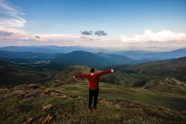 Активный Турист Наслаждается Видом Карпаты Украина Стоковая Картинка