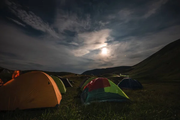 Туристы Отдыхают Ночью Палатках Звездным Небом Горах Карпаты Украина Стоковое Фото