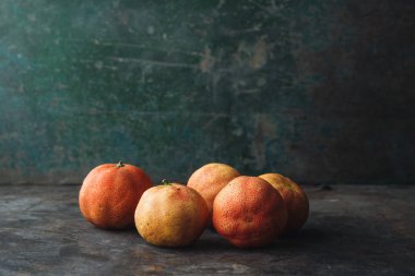 Limon rustik arka plan üzerinde pembe posa