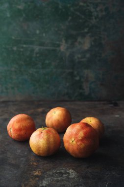 Limon rustik arka plan üzerinde pembe posa