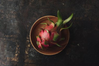 Dragon meyve rustik arka plan üzerinde