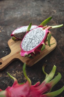 Dragon meyve rustik arka plan üzerinde