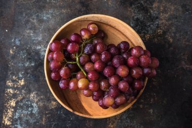 Rustik arka plan üzerinde Vietnamca üzüm