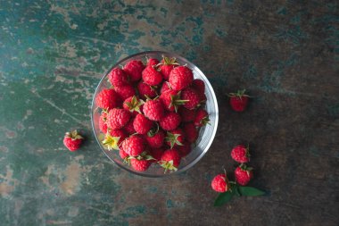 ahşap zemin üzerinde ahududu.