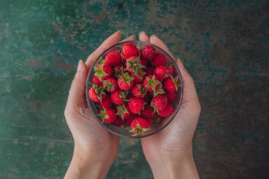 ahşap zemin üzerinde ahududu.