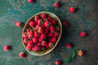 ahşap zemin üzerinde ahududu.