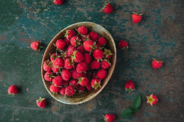 ahşap zemin üzerinde ahududu.