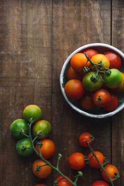 ahşap zemin üzerinde kiraz domates