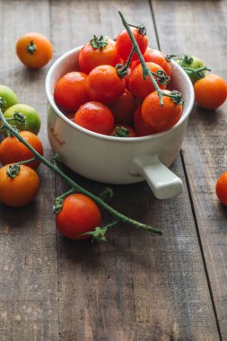 ahşap zemin üzerinde kiraz domates