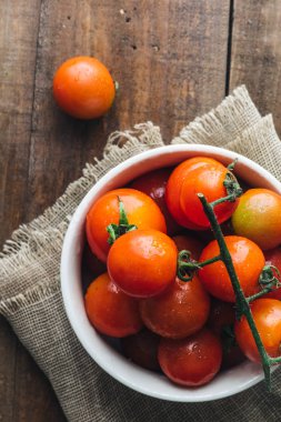 ahşap zemin üzerinde kiraz domates