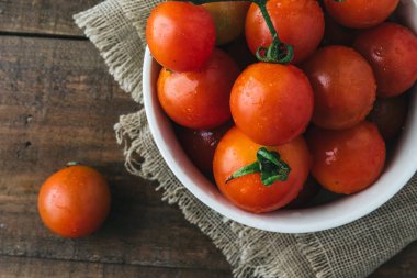 ahşap zemin üzerinde kiraz domates