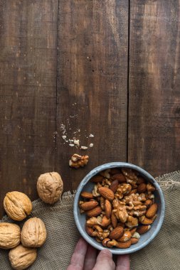Badem ve ceviz ahşap arka plan üzerinde