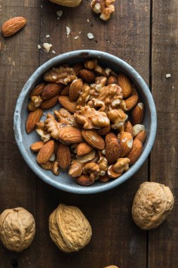 Badem ve ceviz ahşap arka plan üzerinde