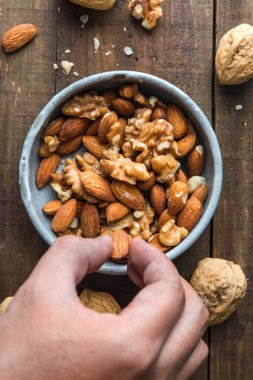 Badem ve ceviz ahşap arka plan üzerinde