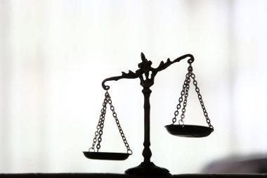 Adalet ile ilgili bazı görseller ve Türkçe ve İngilizce Hukuk