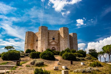 Castel del Monte, İmparator II. Frederick tarafından 13. yüzyılda inşa edilen ünlü ve gizemli sekizgen kale.
