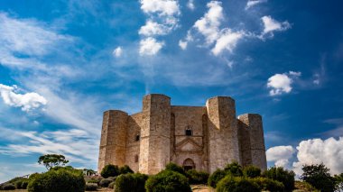 Castel del Monte, İmparator II. Frederick tarafından 13. yüzyılda inşa edilen ünlü ve gizemli sekizgen kale.