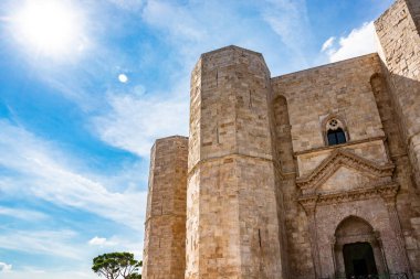 Castel del Monte, İmparator II. Frederick tarafından 13. yüzyılda inşa edilen ünlü ve gizemli sekizgen kale.