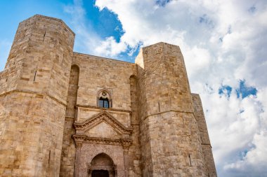 Castel del Monte, İmparator II. Frederick tarafından 13. yüzyılda inşa edilen ünlü ve gizemli sekizgen kale.