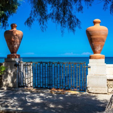 Trani belediyesinin villası. Denizde bir teras. Mavinin muhteşem manzarası, turkuaz deniz. Puglia 'da, Bari yakınlarında, Barletta, Andria.