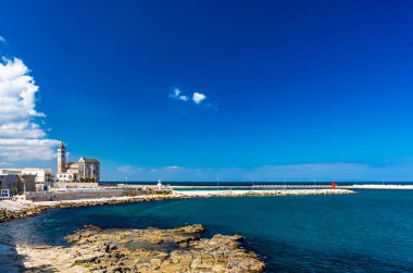 Trani 'deki San Nicola Pellegrino' nun güzel Roma Katedrali Bazilikası. Kireç taşından yapılmış, pembe ve beyaz. Çan kulesinin altında sivri bir kemer. Puglia, Bari, Barletta 'da