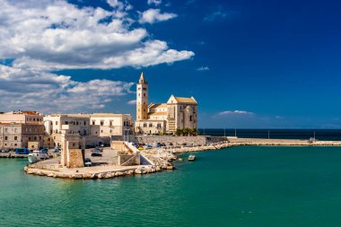 Trani 'deki San Nicola Pellegrino' nun güzel Roma Katedrali Bazilikası. Kireç taşından yapılmış, pembe ve beyaz. Çan kulesinin altında sivri bir kemer. İtalya, Puglia, Bari, Barletta
