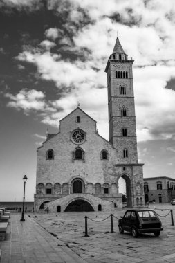 Trani 'deki San Nicola Pellegrino' nun güzel Roma Katedrali Bazilikası. Kireç taşından yapılmış, pembe ve beyaz. Çan kulesinin altında sivri bir kemer. İtalya, Puglia, Bari, Barletta