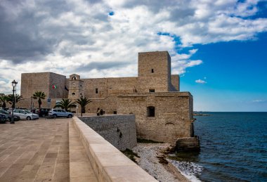 Trani 'nin Swabian şatosu manzarası. Deniz kıyısındaki taş kale. Puglia 'da, Bari yakınlarında, Barletta, Andria.