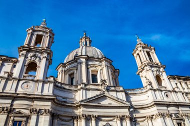 Agone 'daki Sant' Agnese Kilisesi 'nin ön cephesi, Piazza Navona, antik Domitian Stadyumu, Roma, İtalya.