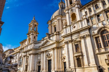 Rio de la Plata 'nın yakın çekimi, La Fontana Dei Quattro Fiumi' de Gian Lorenzo Bernini tarafından tasarlandı, Piazza Navona, Domitian Stadyumu, Roma, İtalya. Arka planda Agone 'daki Sant' Agnese Kilisesi
