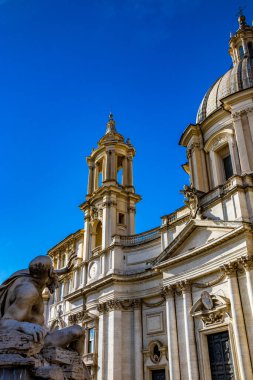 Rio de la Plata 'nın yakın çekimi, La Fontana Dei Quattro Fiumi' de Gian Lorenzo Bernini tarafından tasarlandı, Piazza Navona, Domitian Stadyumu, Roma, İtalya. Arka planda Agone 'daki Sant' Agnese Kilisesi