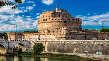 Roma İmparatoru Hadrian 'ın anıt mezarı, genellikle Castel Sant' Angelo olarak bilinir, lakaplı köprüsü ve Tiber nehri ile, Roma 'da, Vatikan yakınlarında. Papalar tarafından kale ve kale olarak kullanılırdı.