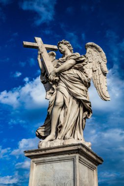Roma İmparatoru Hadrian 'ın mozolesinde, Roma' da Vatikan yakınlarındaki Castel Sant 'Angelo olarak bilinen Ponte Sant' Angelo üzerinde haçı olan bir melek. İtalya