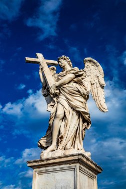 Roma İmparatoru Hadrian 'ın mozolesinde, Roma' da Vatikan yakınlarındaki Castel Sant 'Angelo olarak bilinen Ponte Sant' Angelo üzerinde haçı olan bir melek. İtalya